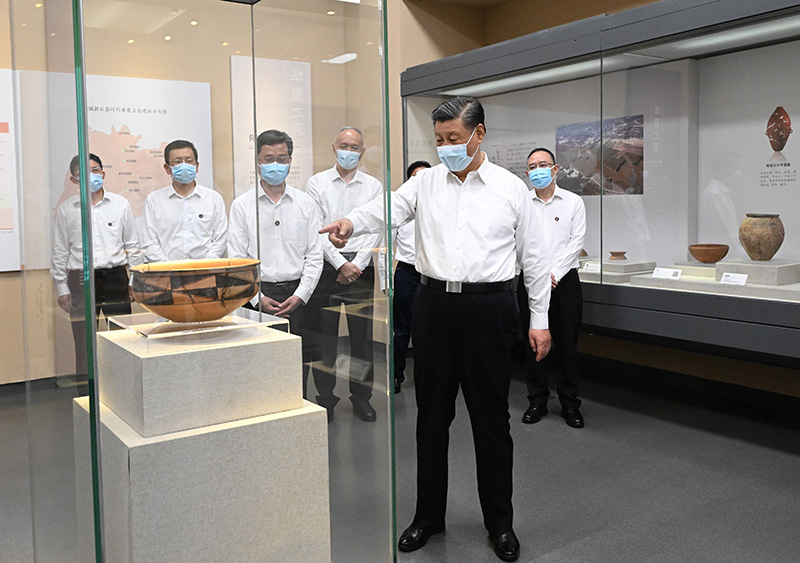 5月16日下午,中共中央總書記、國家主席、中央軍委主席習(xí)近平在前往陜西西安主持中國-中亞峰會途中,在山西運城博物館考察。