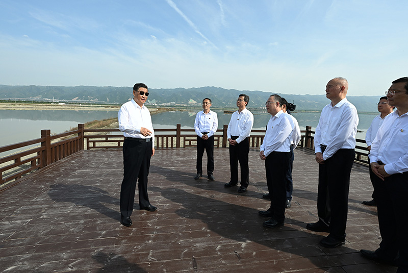 5月16日下午,中共中央總書記、國家主席、中央軍委主席習(xí)近平在前往陜西西安主持中國-中亞峰會途中,在山西運城鹽湖考察。