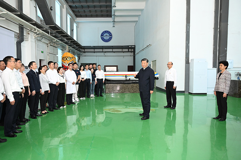 9月6日至8日,中共中央總書記、國家主席、中央軍委主席習近平在黑龍江考察。這是7日上午,習近平在哈爾濱工程大學考察時,同師生代表親切交流。